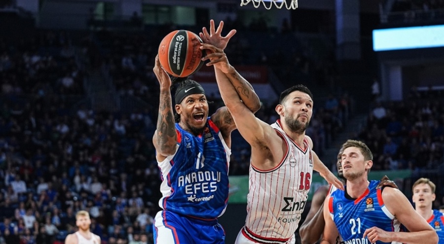 Anadolu Efes evinde farklı galip