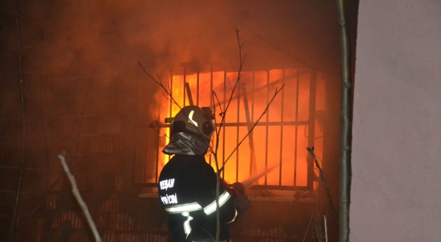 Ev yangını mahalleliyi ayağa kaldırdı