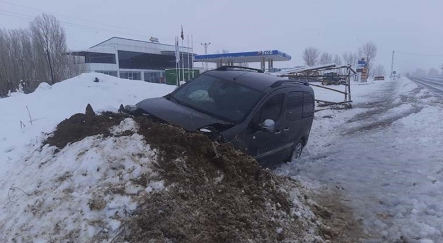 Kontrolden çıkan araç kara saplandı: Yaralılar var