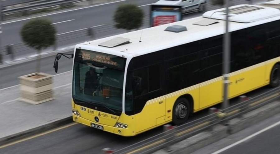 Metrobüs durağında kavga çıktı