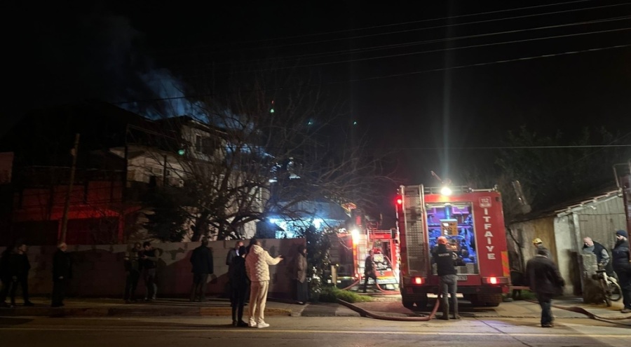 Binanın terasında yangın paniği!