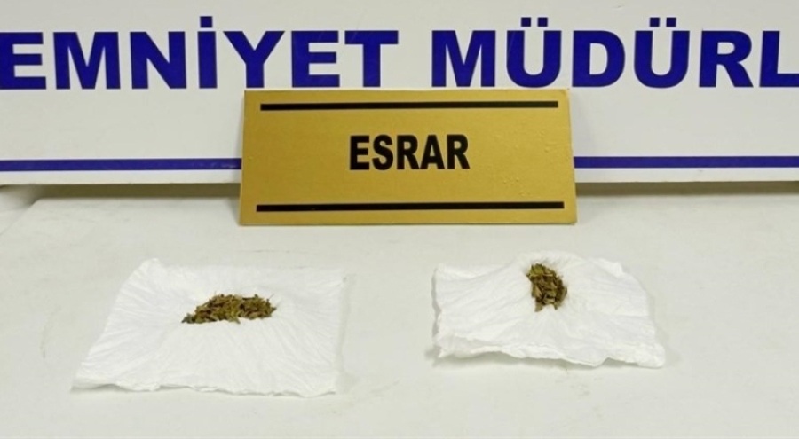Durumundan şüphe duyulan kişinin üzerinden esrar ele geçirildi