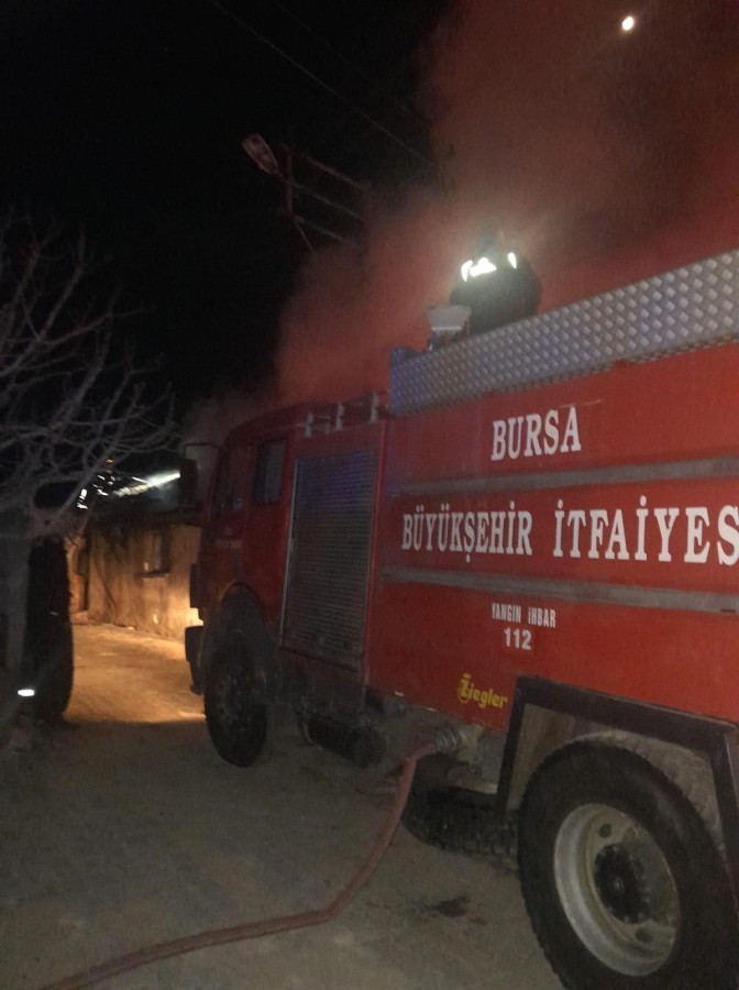 Bursa'da köy evi alevlere teslim oldu
