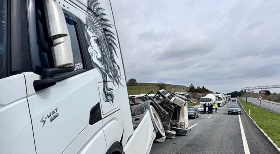 TIR'ın dorsesi bir anda açılması kazaya yol açtı