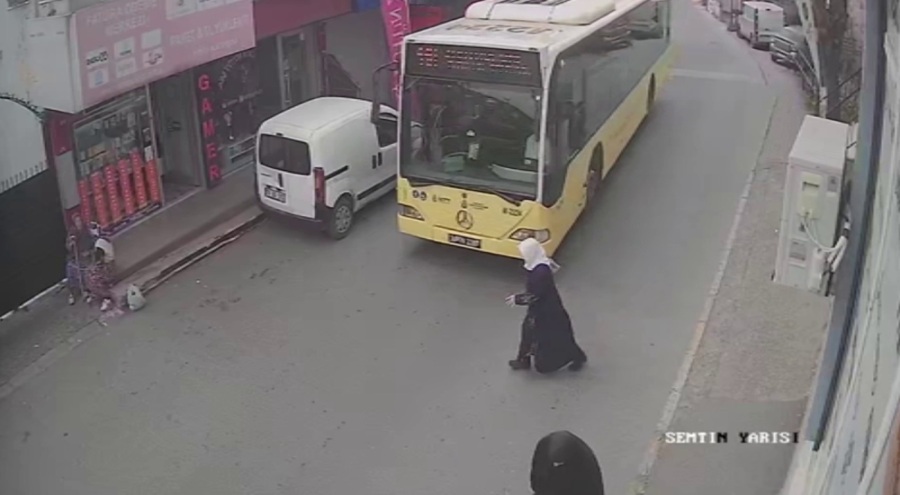 Otobüs çarptığı kadının bacaklarının üzerinden geçti