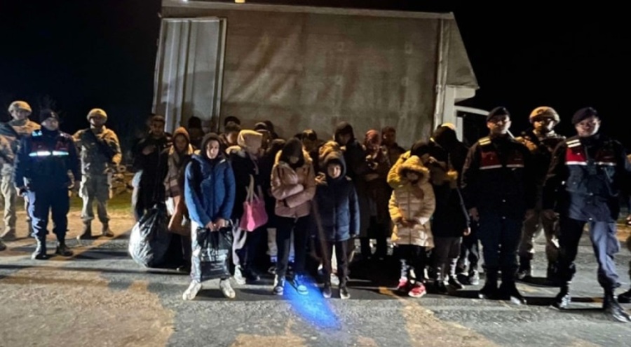 Şüphelenilen kamyonetten 29 düzensiz göçmen çıktı