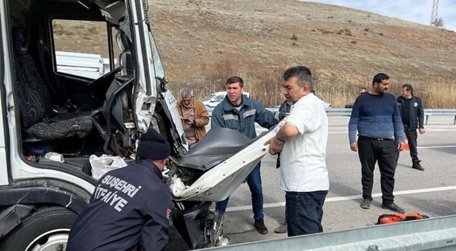 TIR'a çarpan kamyonda sıkıştı