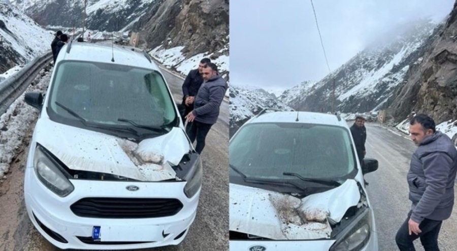 Hareket halindeki aracın üzerine kaya düştü