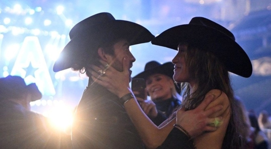 At üzerinde poz veren Bella Hadid tepki çekti