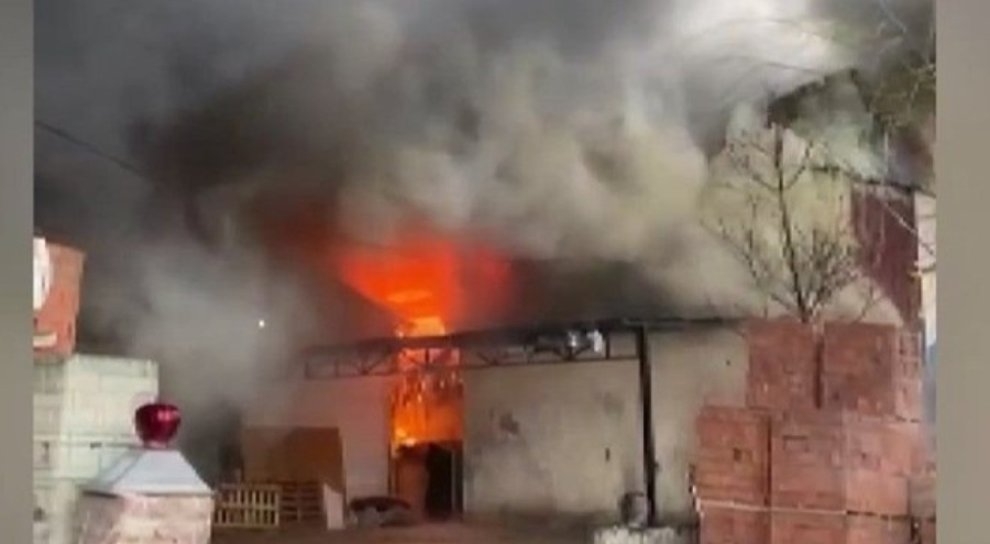 Depo yangını: Alevler yandaki iş yerlerine sıçradı