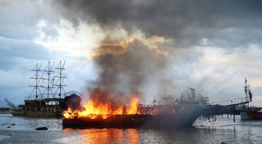 Balıkçı barınağında demirli tur tekneleri küle döndü!