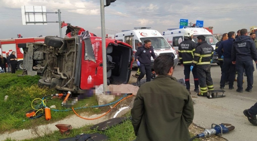 Katliam gibi kaza! Tır yolcu minübüsüne çarptı