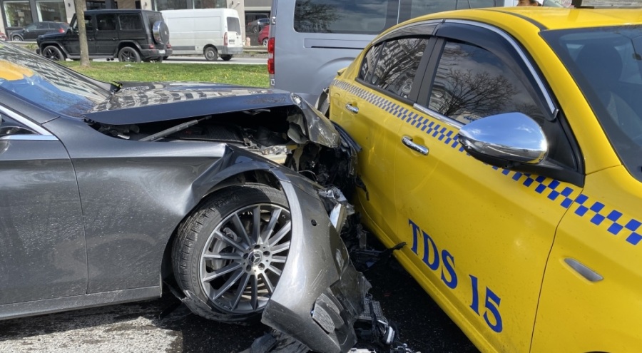 Süratli gelen otomobil ışıklarda duran araçlara çarptı