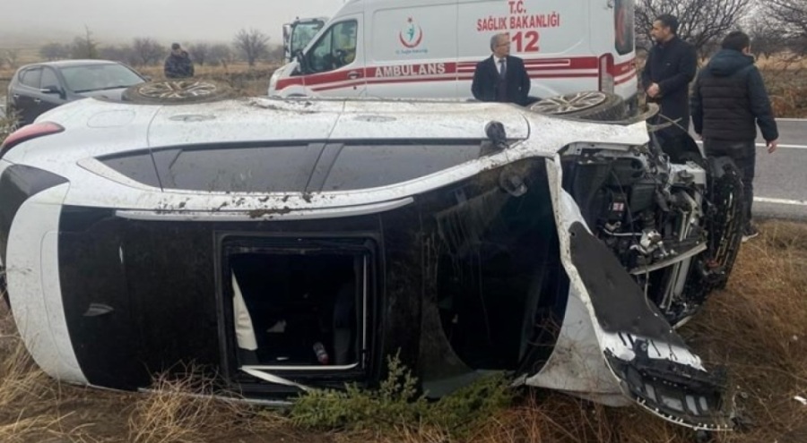 Otomobil devrildi: 3 öğretmen yaralandı