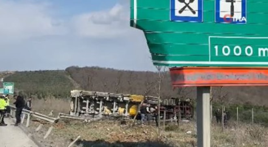 Kuzey Marmara Otoyolu'nda hafriyat kamyonu devrildi! Sürücü sıkıştı