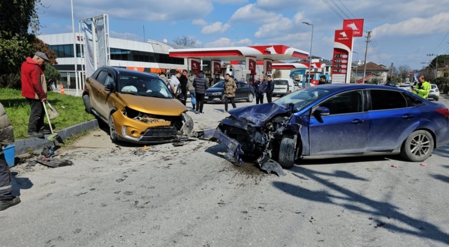 SUV tarzı araç ile otomobil kafa kafaya çarpıştı