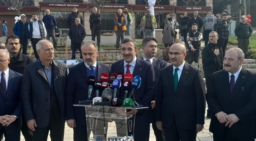 Cumhurbaşkanı Yardımcısı Yılmaz, Bursa Tarihi Çarşı ve Hanlar Bölgesi'ni ziyaret etti