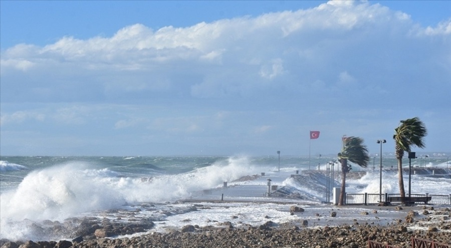 Doğu Karadeniz ile Batı Akdeniz'de fırtına uyarısı