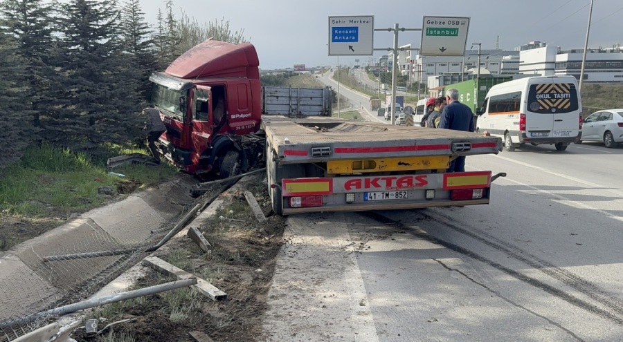Bariyeri biçen tır makaslayarak su kanalına girdi