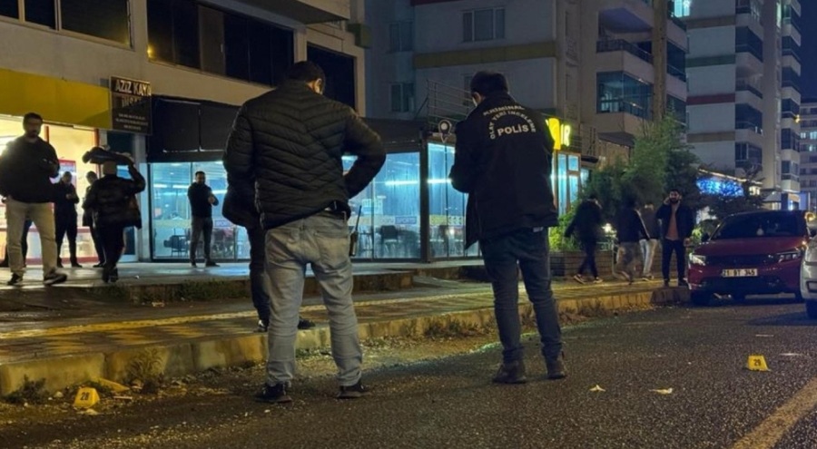 Diyarbakır'da caddenin ortasında silahlı çatışma: Ortalık savaş alanına döndü!