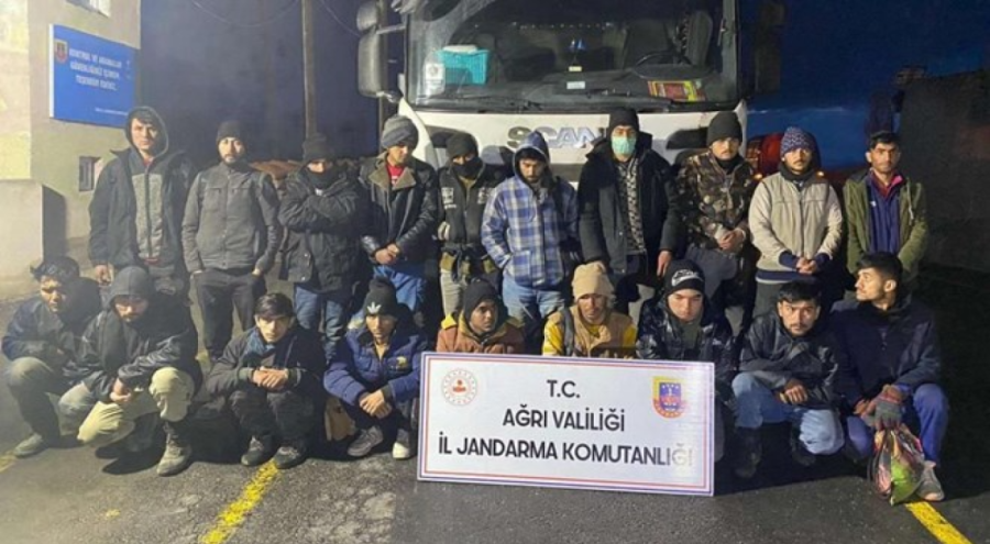 TIR'da 19 kaçak göçmen yakalandı