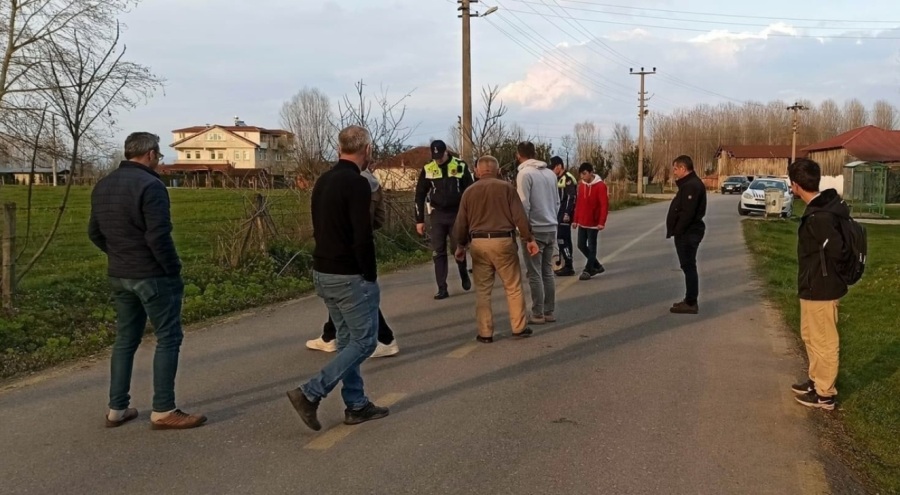 Dengesini kaybeden bisikletli otomobile çarptı