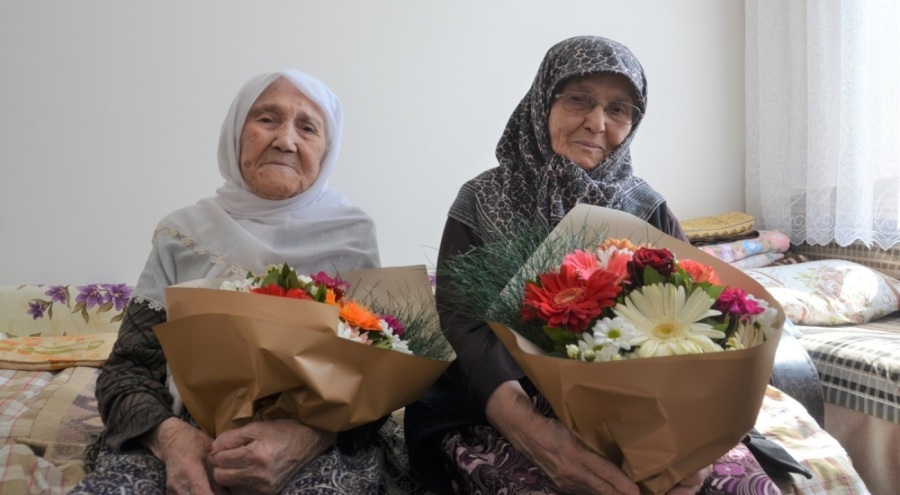 Bursa'da 102 yaşındaki anne ve 84 yaşındaki kızına evde sağlık desteği