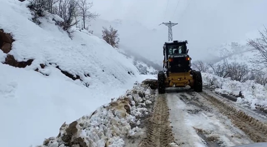 Kar yağışı binlerce yerleşim yerinin yolunu kapadı