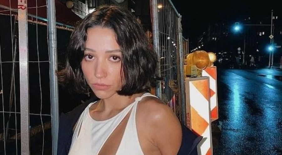 Zeynep Bastık tek şarkı ile dünyayı salladı