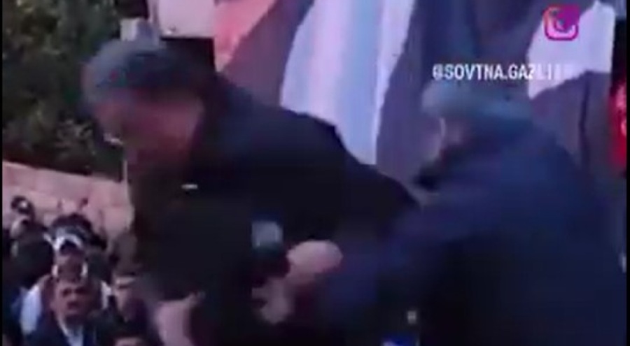 Lütfü Savaş'a sahnede saldırı