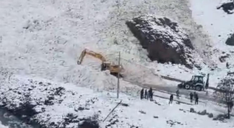 Van-Bahçesaray yoluna çığ düştü!