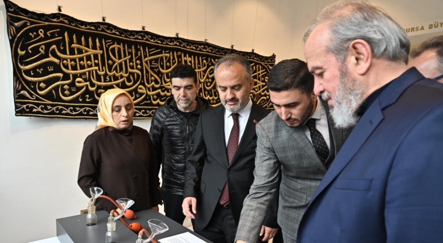 Bursa Büyükşehir Belediye Başkanı Aktaş, Kâbe örtüleri sergisini gezdi