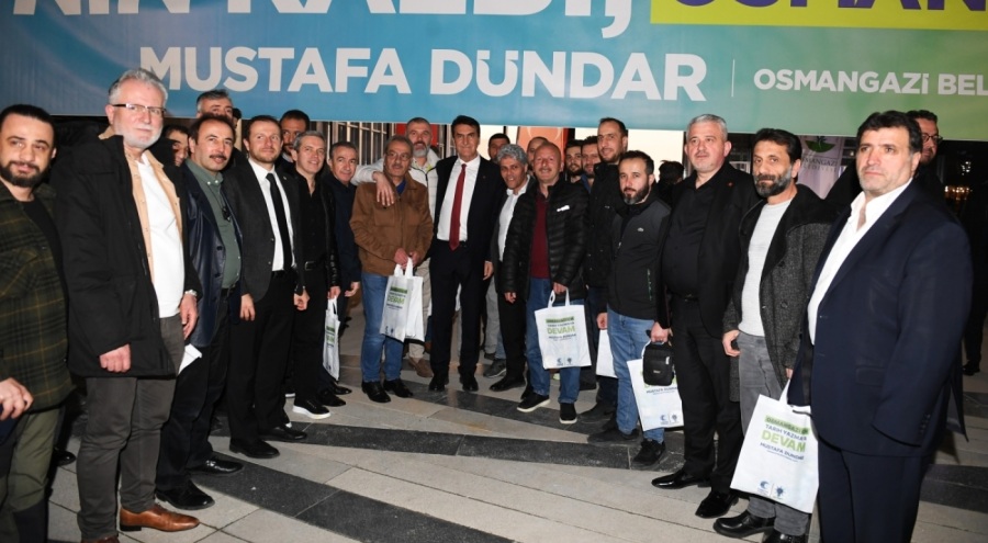 Mustafa Dündar berber esnafıyla iftarda buluştu