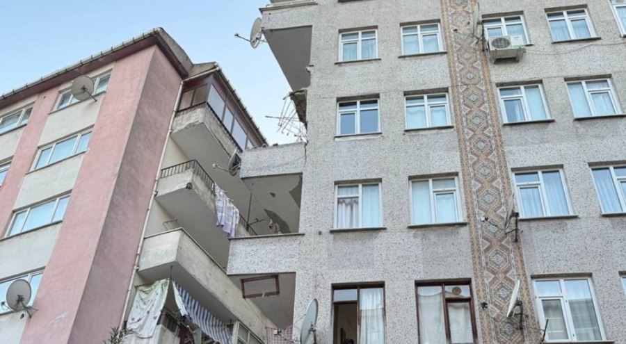 Balkonu çöken bina tahliye edilecek