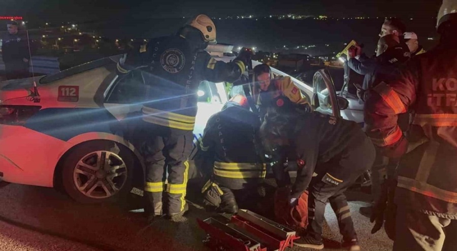 Polis aracı bariyere çarptı: 2 polis yaralı