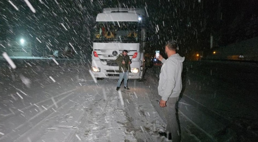Tokat-Sivas yolunda kar yağışı etkili oldu