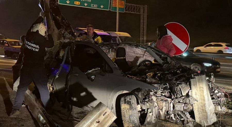 Bariyerlere çarpan otomobil ikiye bölündü