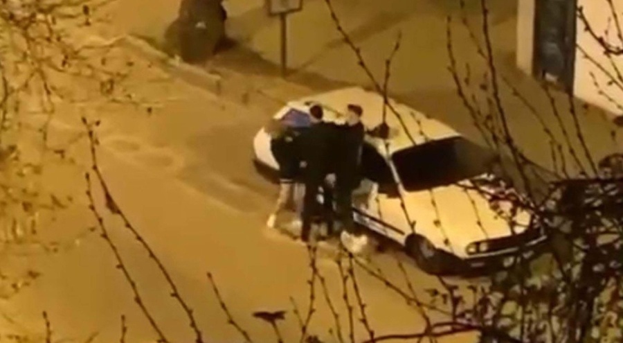 Sokak ortasında kız arkadaşını dövdü!