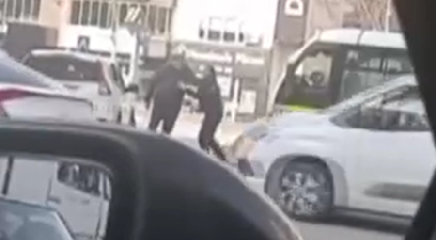 Bursa'da şoförler akan trafiğe aldırış etmeden birbirlerine girdiler