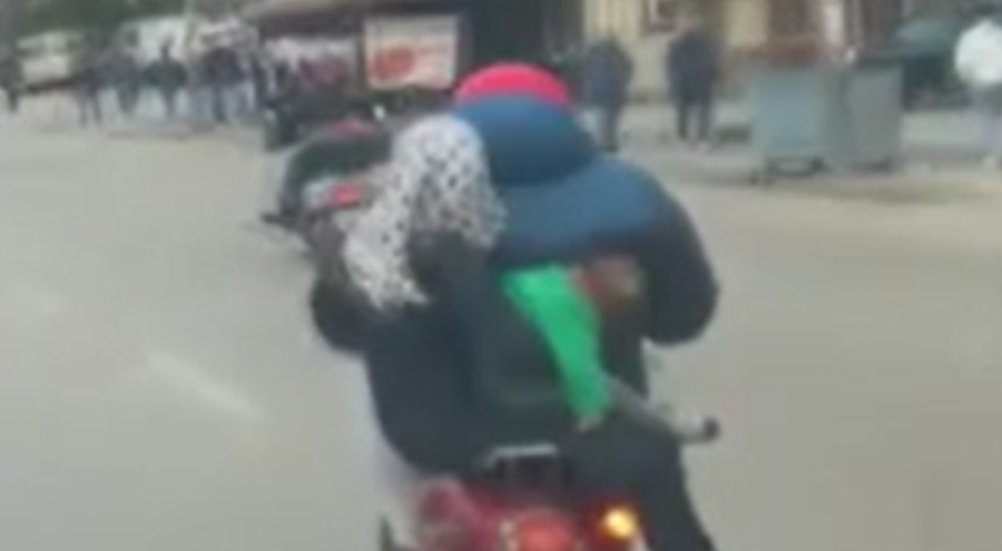 Bursa'da motosiklet sürücüsünün ailesiyle beraber tehlikeli yolculuğu!