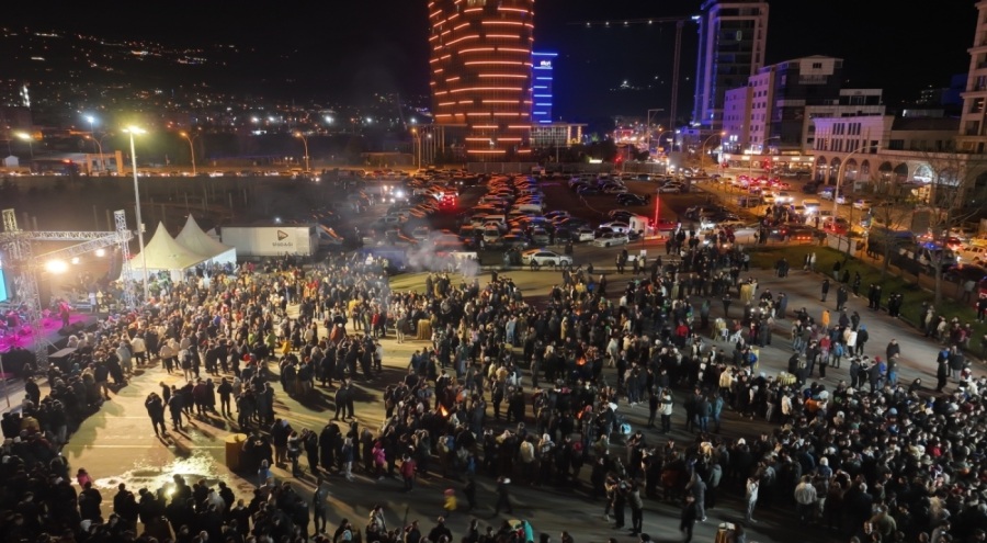 Bursa Büyükşehir Belediye Başkanı Alinur Aktaş, sahur programında gençlerle buluştu