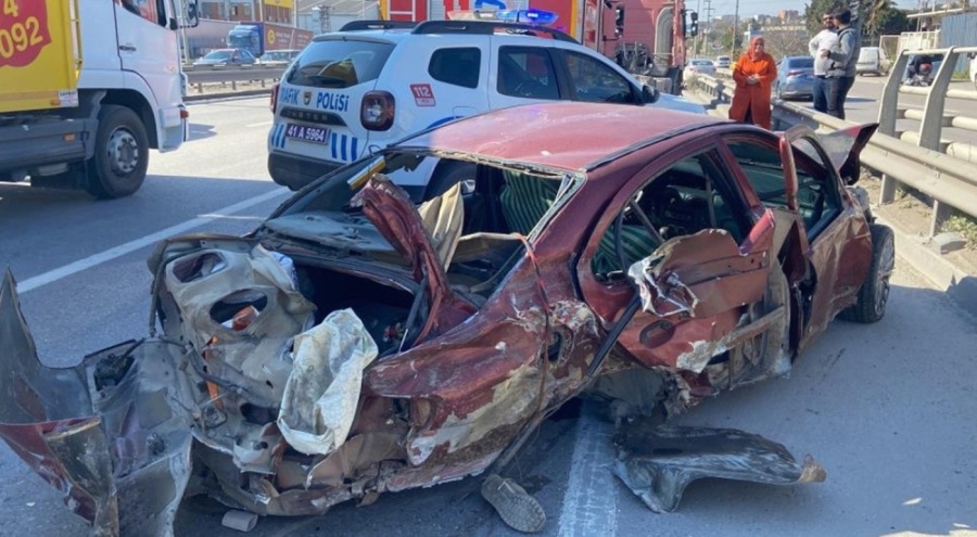 Feci kaza! Otomobilden fırladı, başka aracın altında kaldı