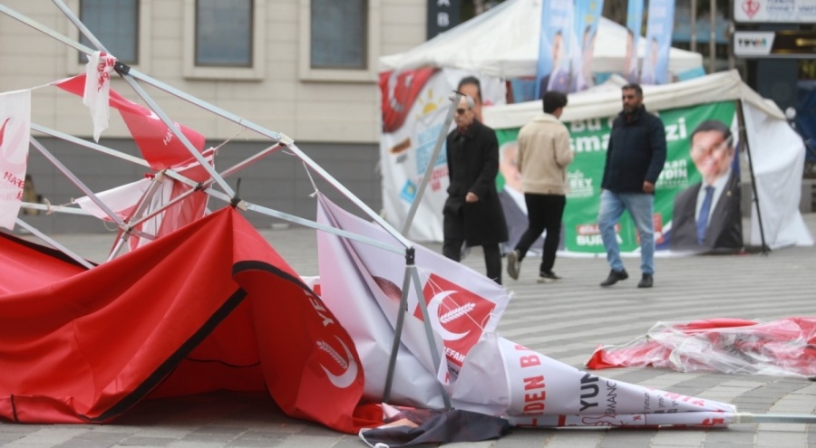 Bursa'da etkili olan fırtına parti stantlarını yıktı