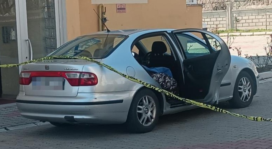 Hastaneye gitmek için yola çıkan kişi otomobilde can verdi