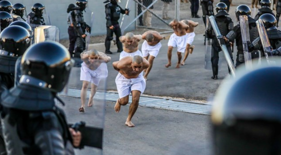 El Salvador çete şiddetiyle mücadele etmek için 6 bin asker görevlendirdi