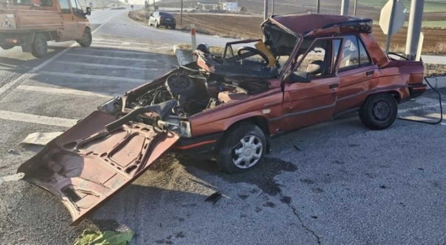 Kamyonla çarpışan otomobilin sürücüsü hayatını kaybetti