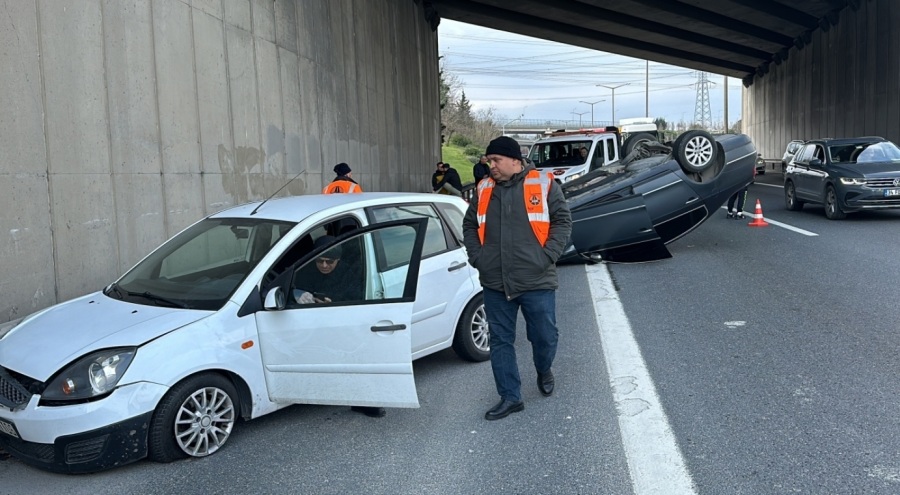 İki otomobile çarpan araç takla attı