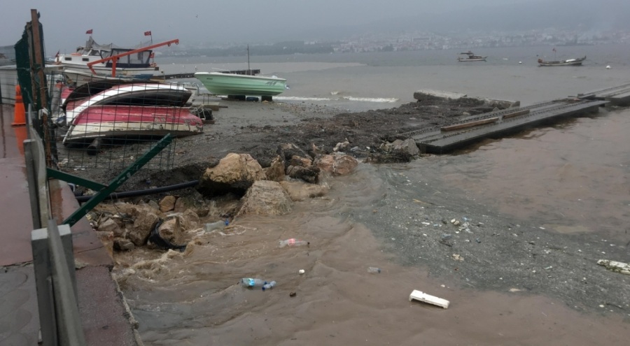 Fırtına sonrası denizde kirlilik meydana geldi