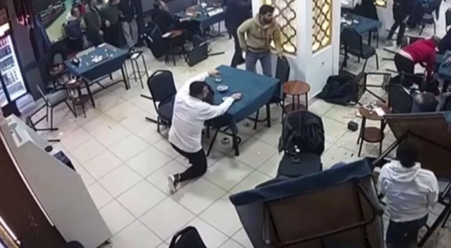 Kıraathane savaş alanına döndü