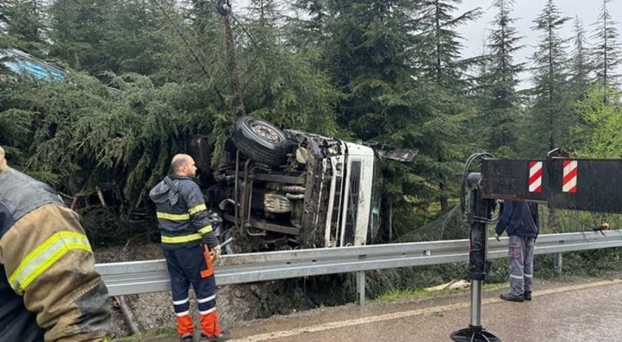 Devrilen tırın sürücüsü olay yerinde hayatını kaybetti